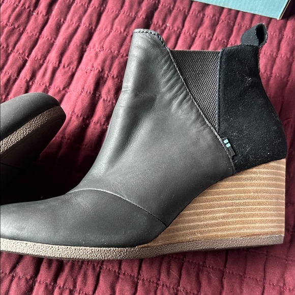 Toms Black Ankle Booties with Tan Wedge - Picture 5 of 12